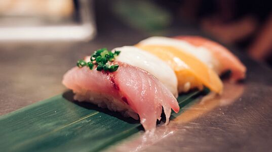 Šviežios žuvies patiekalai japonų dietoje yra baltymų ir riebalų rūgščių sandėlis