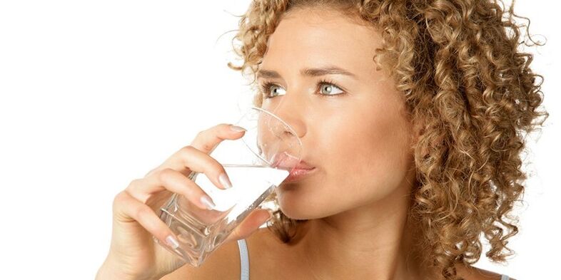 Laikydamiesi geriamosios dietos, be kitų skysčių, turite suvartoti 1, 5 litro išgryninto vandens