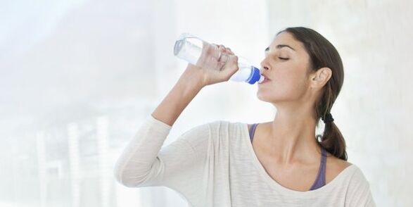 Norėdami greitai numesti svorio, turite išgerti bent 2 litrus vandens per dieną. 