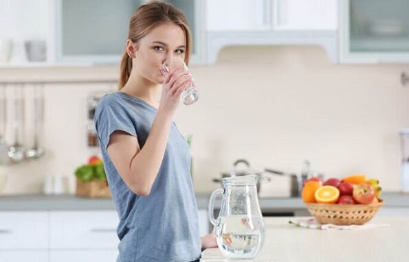 Vandens gėrimas prieš valgį norint numesti svorio laikantis tingios dietos